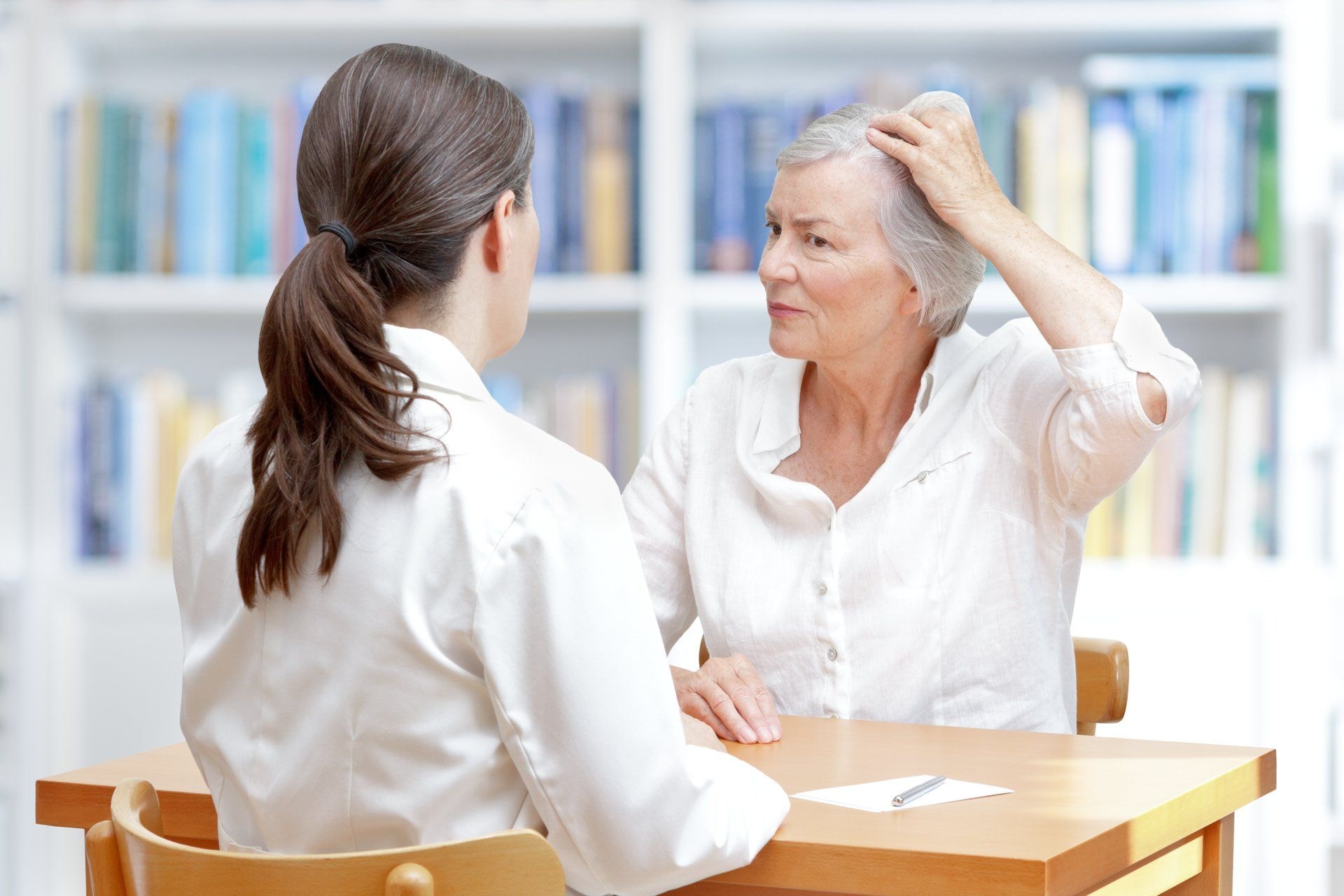 Ältere Dame mit Haarausfall