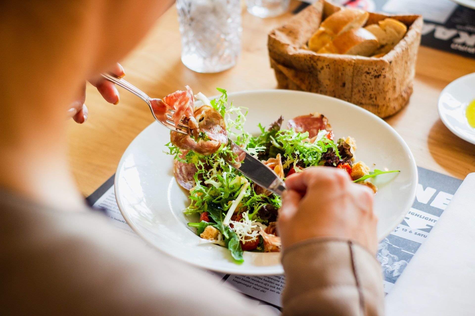 Person isst einen gesunden Salat